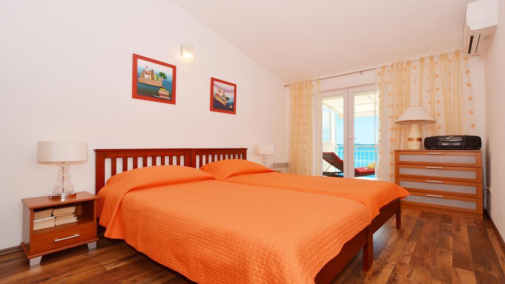 Gem Of The Sea Luxury Beach Apartment With Brand New Heating Infinity Pool Trogir Bagian luar foto