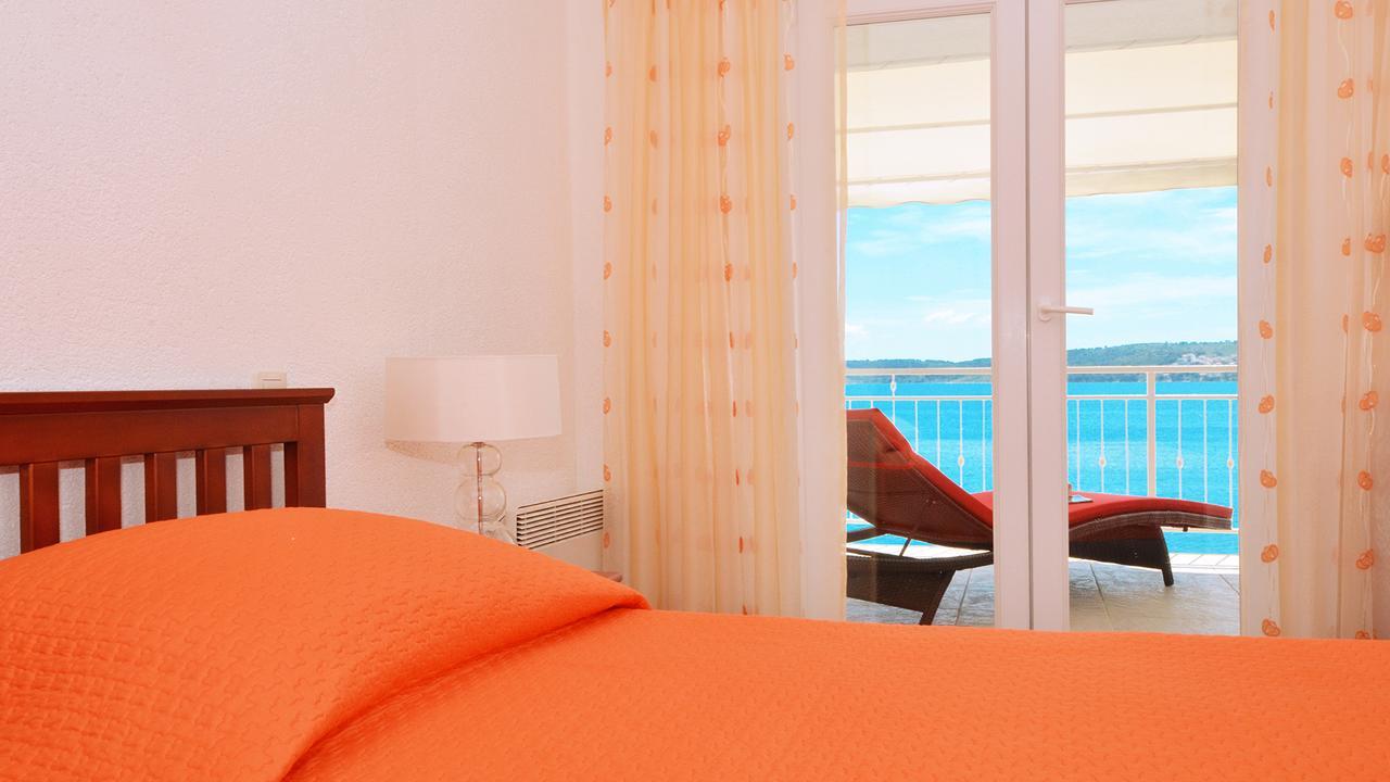 Gem Of The Sea Luxury Beach Apartment With Brand New Heating Infinity Pool Trogir Bagian luar foto