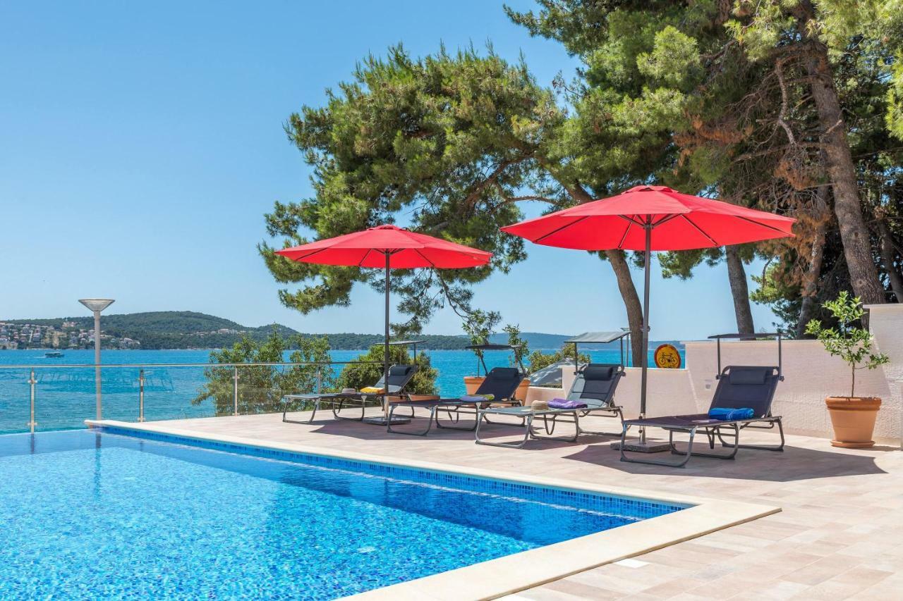 Gem Of The Sea Luxury Beach Apartment With Brand New Heating Infinity Pool Trogir Bagian luar foto