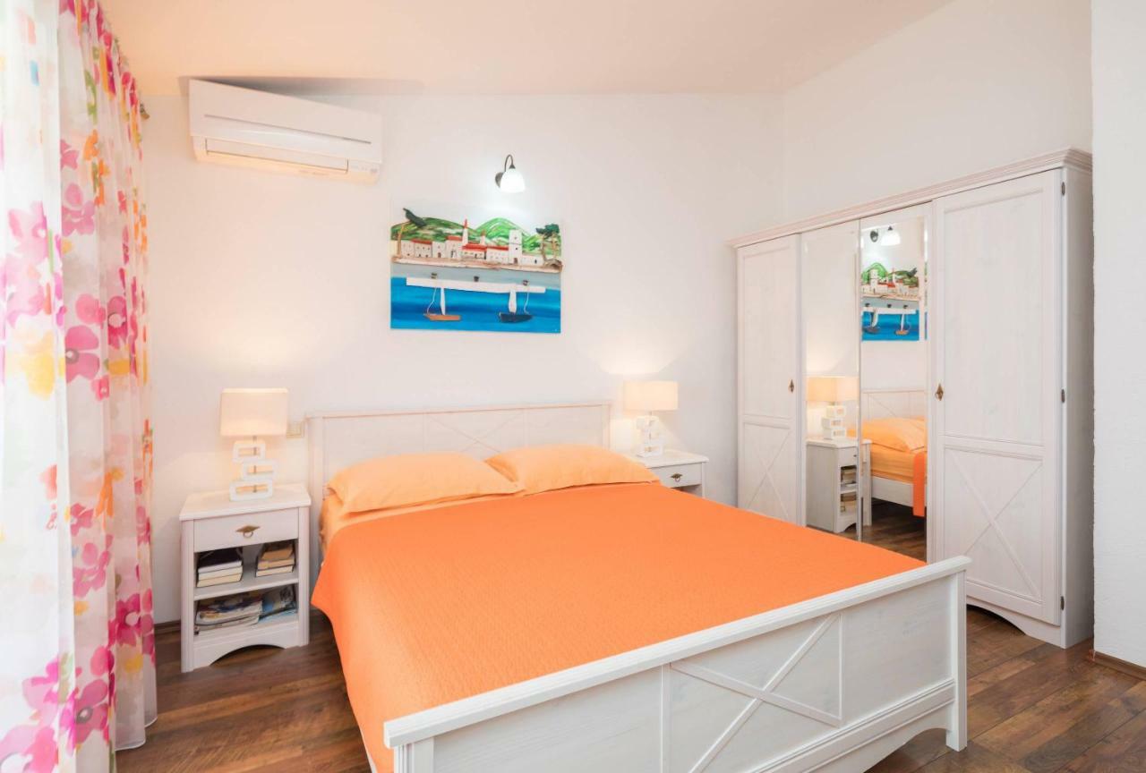Gem Of The Sea Luxury Beach Apartment With Brand New Heating Infinity Pool Trogir Bagian luar foto