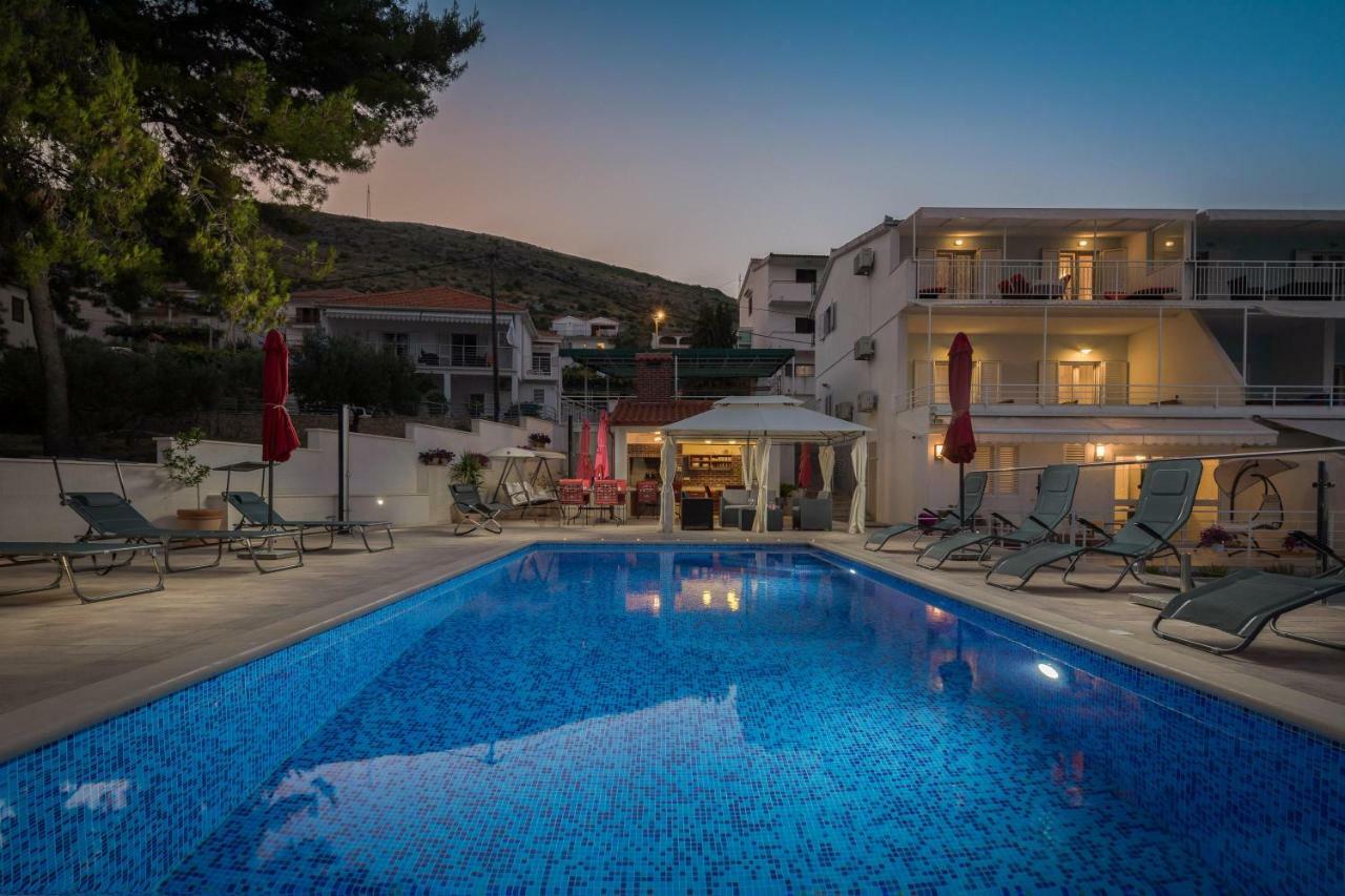 Gem Of The Sea Luxury Beach Apartment With Brand New Heating Infinity Pool Trogir Bagian luar foto