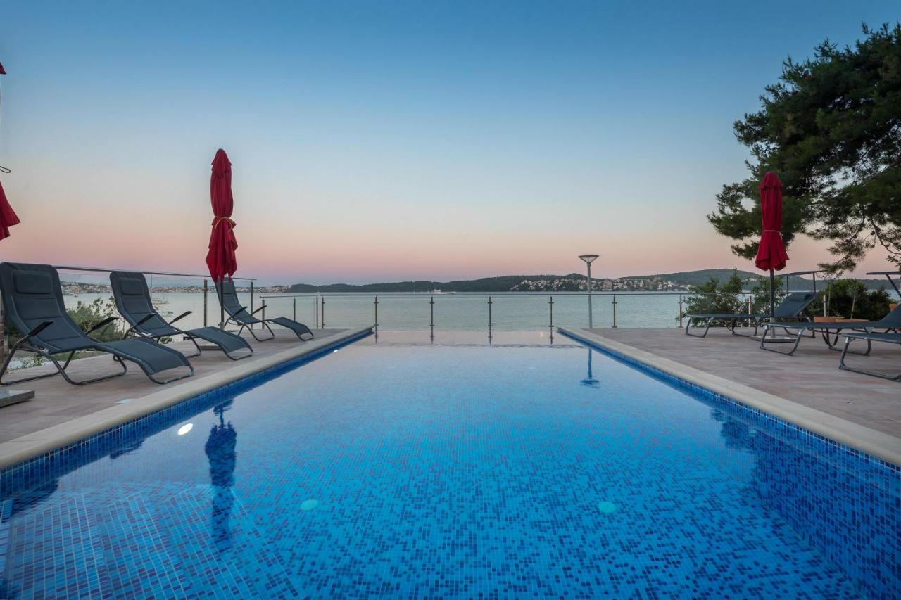 Gem Of The Sea Luxury Beach Apartment With Brand New Heating Infinity Pool Trogir Bagian luar foto