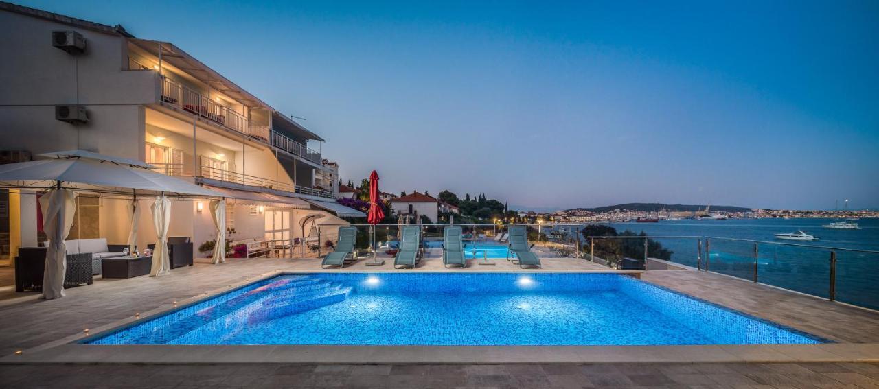 Gem Of The Sea Luxury Beach Apartment With Brand New Heating Infinity Pool Trogir Bagian luar foto